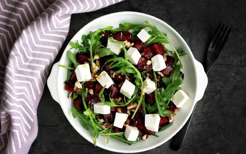 Салат из свеклы с фетой и орехами - фото рецепта
