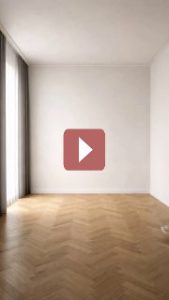 Дизайн интерьера: Темные панели, роспись, кровать в нейтральных тонах и золотистый свет превращают спальню в элегантное пространство.