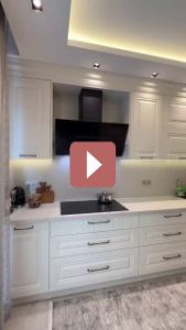 Дизайн интерьера: Узкая светлая кухня в стиле современной классики выглядит элегантно и воздушно.