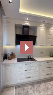 Дизайн интерьера: Узкая светлая кухня в стиле современной классики выглядит элегантно и воздушно.