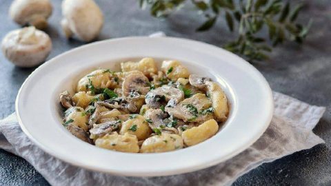 Ньокки с шампиньонами в сливочном соусе