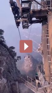 Путешествия: Одна из самых длинных канатных дорог в мире — спуск на фуникулёре с горы Тяньмэнь в Китае