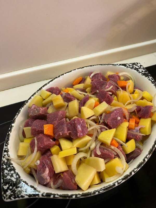 Рецепты: Гуляш в духовке с томатами и пряностями