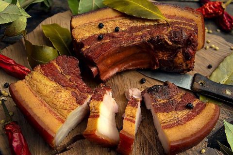 Рецепты: Сало в луковой шелухе