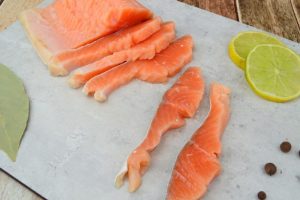 Рецепты: Слабосолёная форель в рассоле в домашних условиях