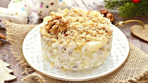 Салат с курицей, ананасом и орехами