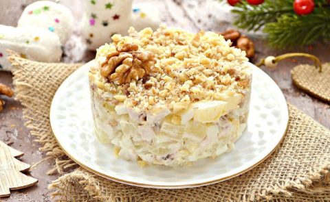 Салат с курицей, ананасом и орехами