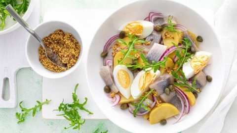 Салат с селёдкой, картофелем и яйцами