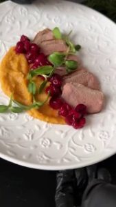 Утка с яблочным пюре и вишней