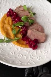 Утка с яблочным пюре и вишней