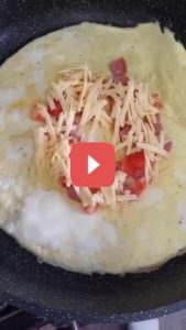 Вкусный завтрак с яйцами и колбаской