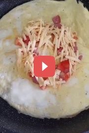 Вкусный завтрак с яйцами и колбаской