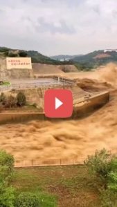 Водосброс на крупнейшей в мире гидроэлектростанции "Три ущелья" на реке Янцзы, Китай