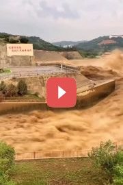 Водосброс на крупнейшей в мире гидроэлектростанции "Три ущелья" на реке Янцзы, Китай